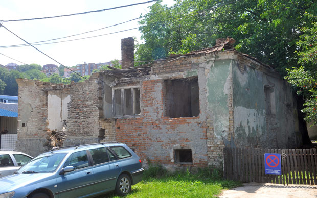 Скупљају се бескућници, пожари су чести, ђубре на све стране, а има и змија: Из Кнежевца апелују - нека неко сруши кућу страве